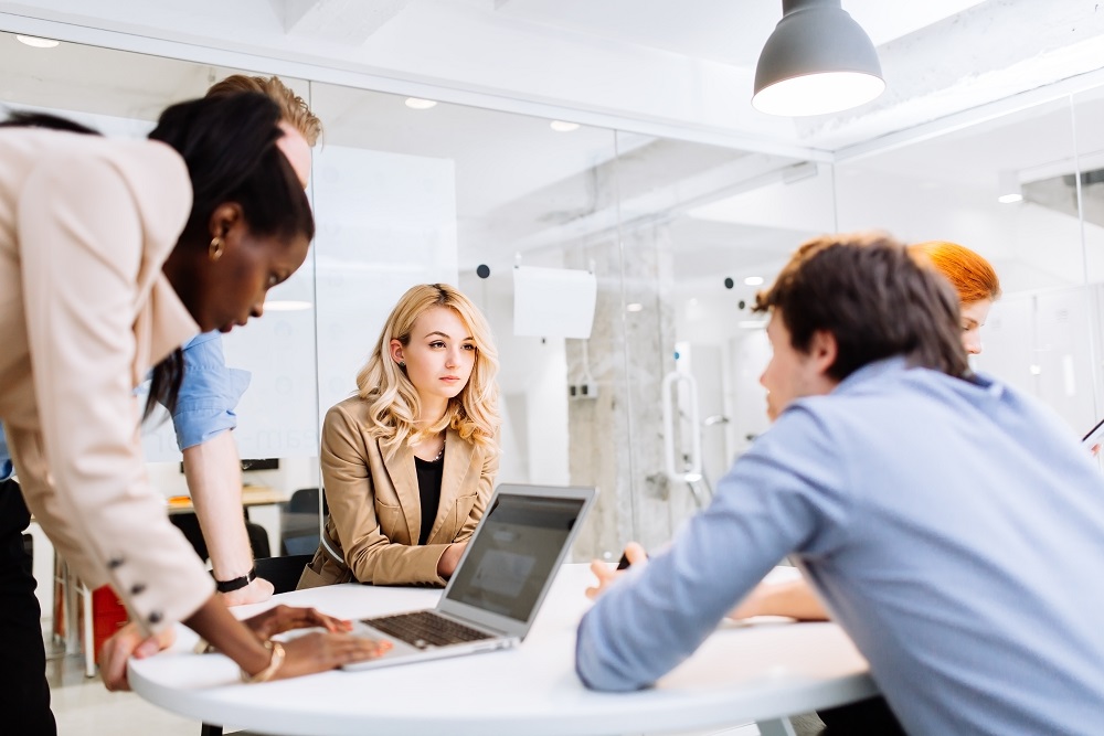 Creative business people brainstorming Reisebuchungsplattform