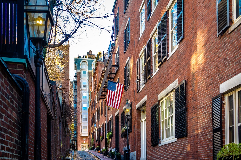 Acorn Street - Boston, Massachusetts, USA Bostoner Fußgängerzone mit Kopfsteinpflaster und amerikanischer Flagge