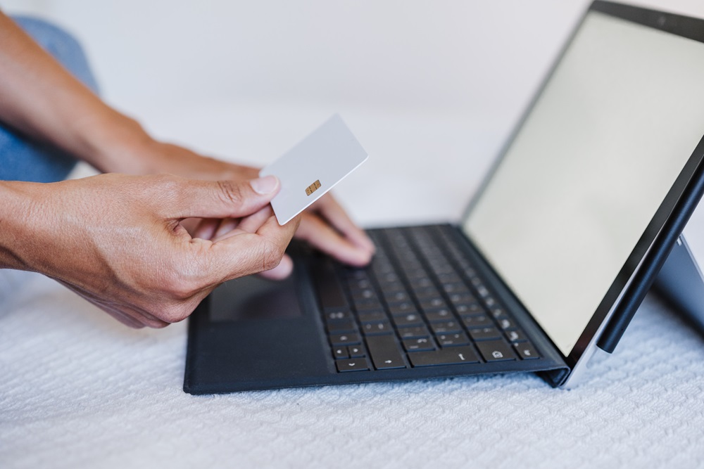 close up of unrecognizable woman doing online shopping with credit card.Tech and business concept Geschäftsreisender kümmert sich um die Buchung eigener Reisen