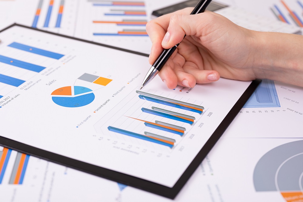 documents on the table, office workplace Finanzberichte und Ausgaben