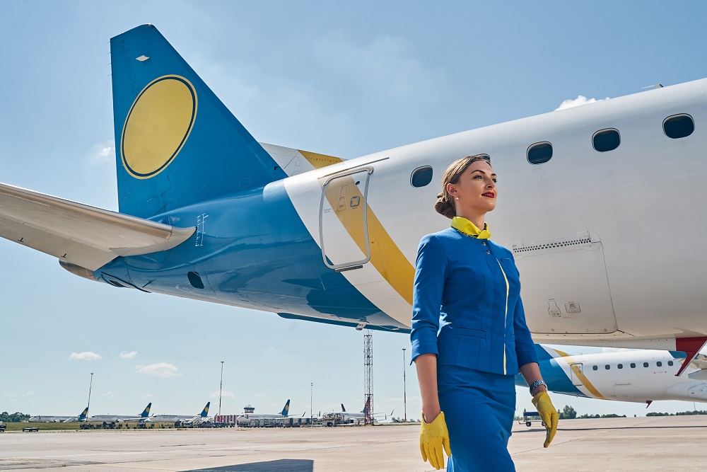 Serene Caucasian stewardess looking into the distance Billigfluggesellschaften