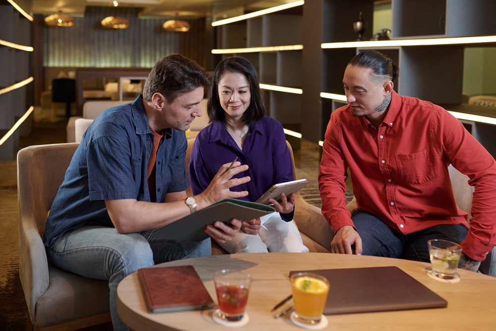 Businessman Sharing Ideas with Coworkers Geschäftsetikette in der APAC-Region