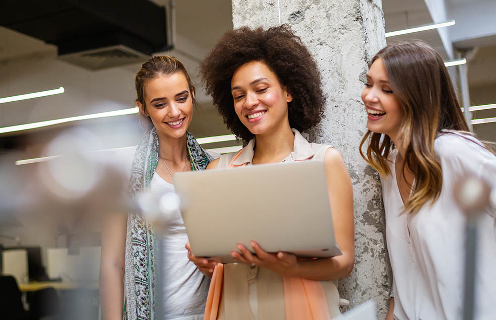 Group of happy multiethnic business people having fun and chatting at workplace office Leitfaden-fur-die-Dienstreiseplanung