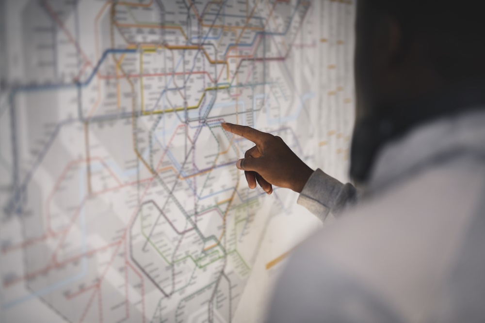 Couple checking a public transportation map Mann überprüft die Karte der Londoner U-Bahn