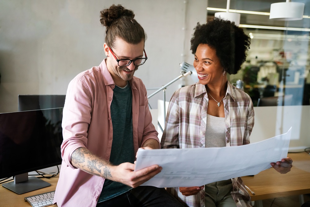 Zwei Kollegen aus dem Homeoffice arbeiten gemeinsam im Büro
