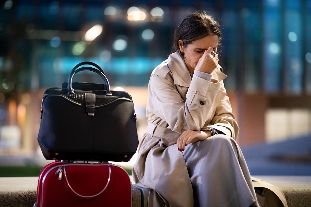 Businesswoman sitting at the airport lounge, missed flight die größten probleme sind geschäftsreisen