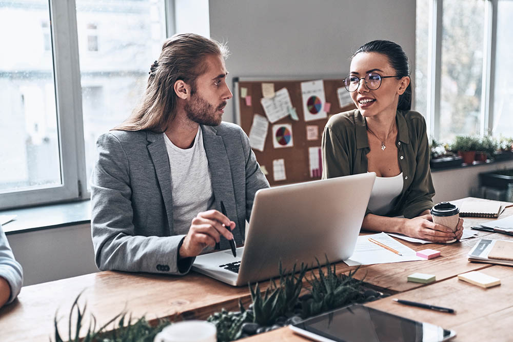Collaboration. Two young modern colleagues in smart casual wear Reisemanagementunternehmen, Geschäftsreisemanagement