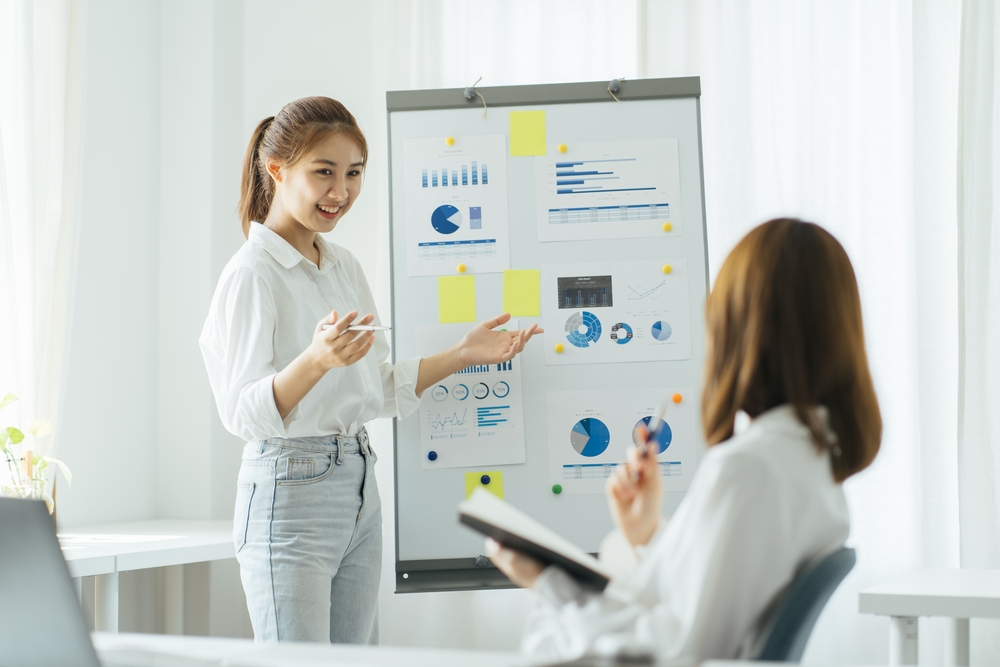 Successful,Business,Professionals,Presenting,Analytical,Report,While,Working,Together,With Wirtschaftsfachleute, die analytische Berichte präsentieren