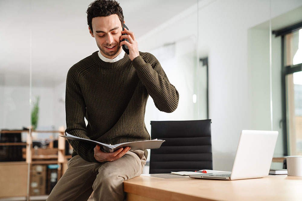 Confident young manager working at the office Selbstbewusster junger Manager bei der Arbeit im Büro