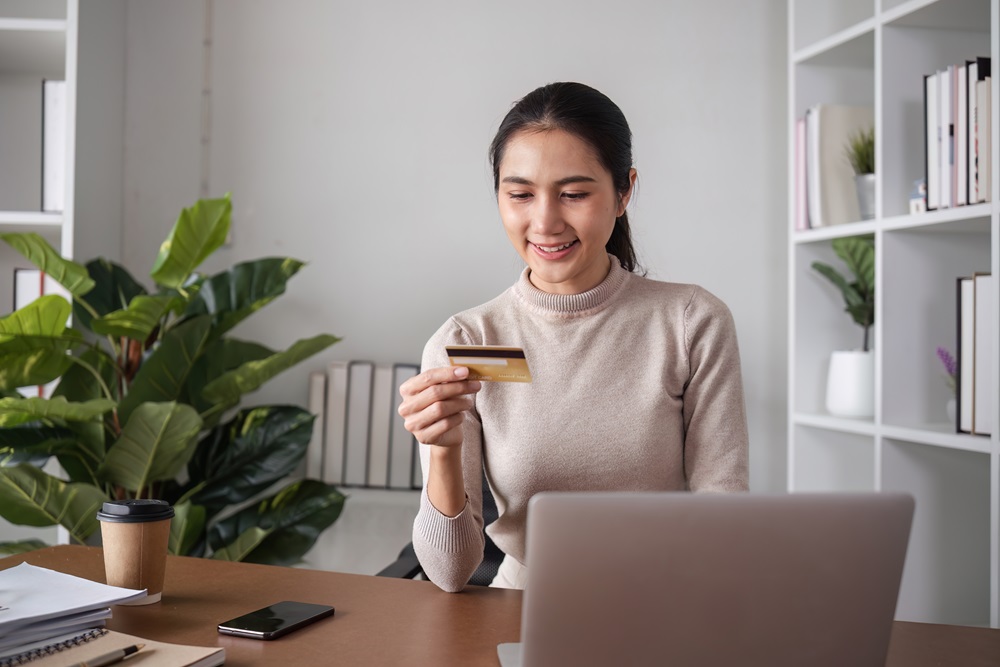 Mädchen macht virtuelle Online-Zahlung