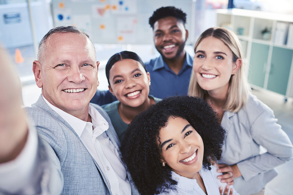 Diversity, selfie and office team friends together in workplace Vergünstigungen bei der Arbeit